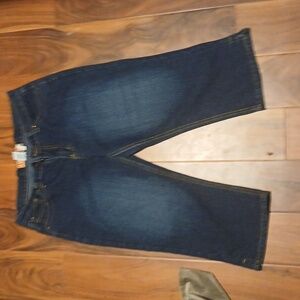 Like new! Out jeans blue jean capris